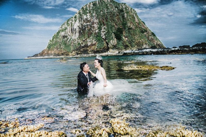 Ảnh cưới hòa mình với biển - Ảnh minh họa: Internet