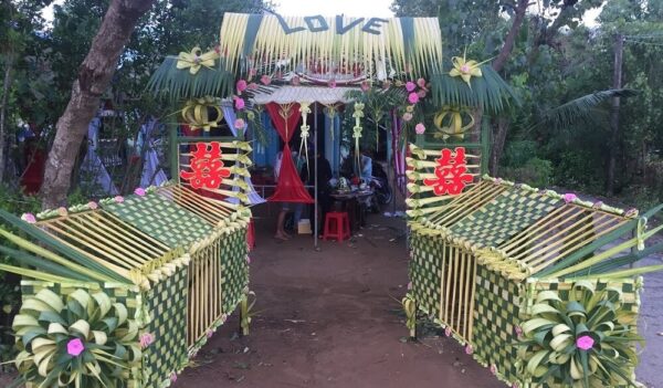 Hình ảnh cổng cưới lễ đính hôn bằng lá dừa ở Miền Tây