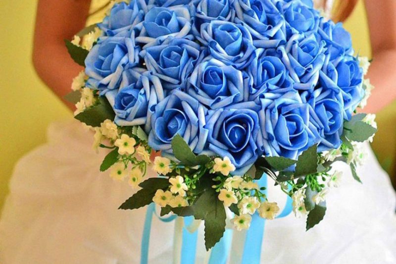 Hoa cưới cầm tay hoa hồng xanh