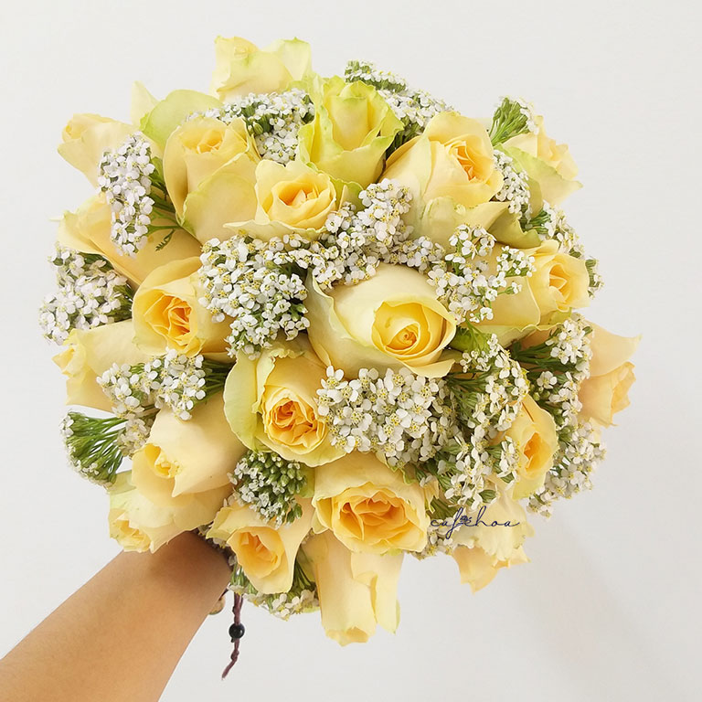 Hoa hồng vàng cầm tay cô dâu