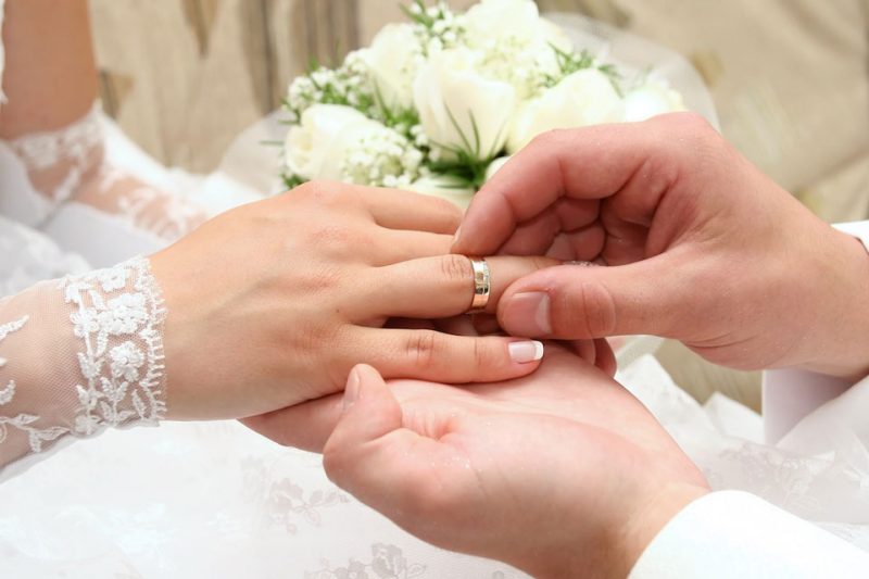 Nữ đeo nhẫn cưới tay nào đúng