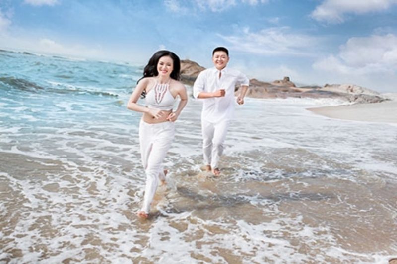 Ảnh cưới dạo chơi trên bờ cát trắng - Ảnh minh họa: Internet