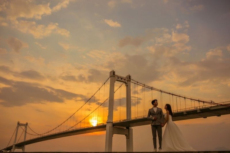 Chụp ảnh cưới phong cách vintage tại cầu cũ - Ảnh minh họa: Internet