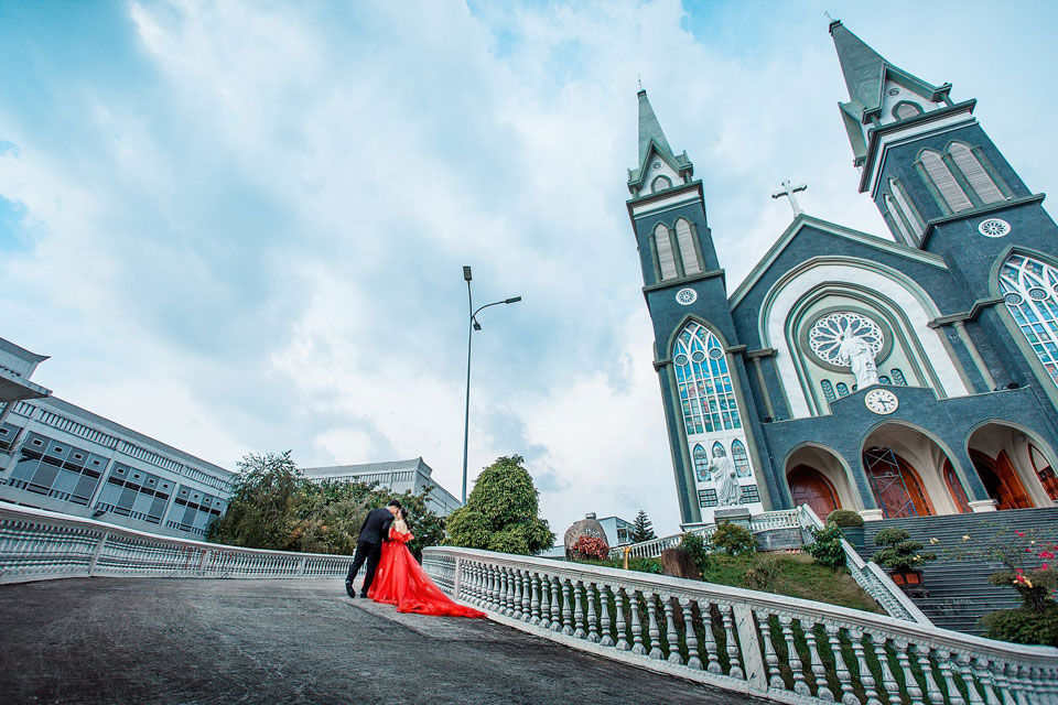 Ảnh cưới chụp tại nhà thờ chánh tòa Phú Cường