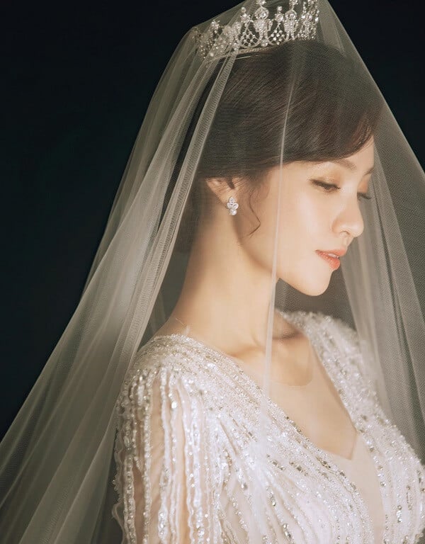 Áo cưới phong cách Hàn Quốc phối khăn voan - Ảnh 1