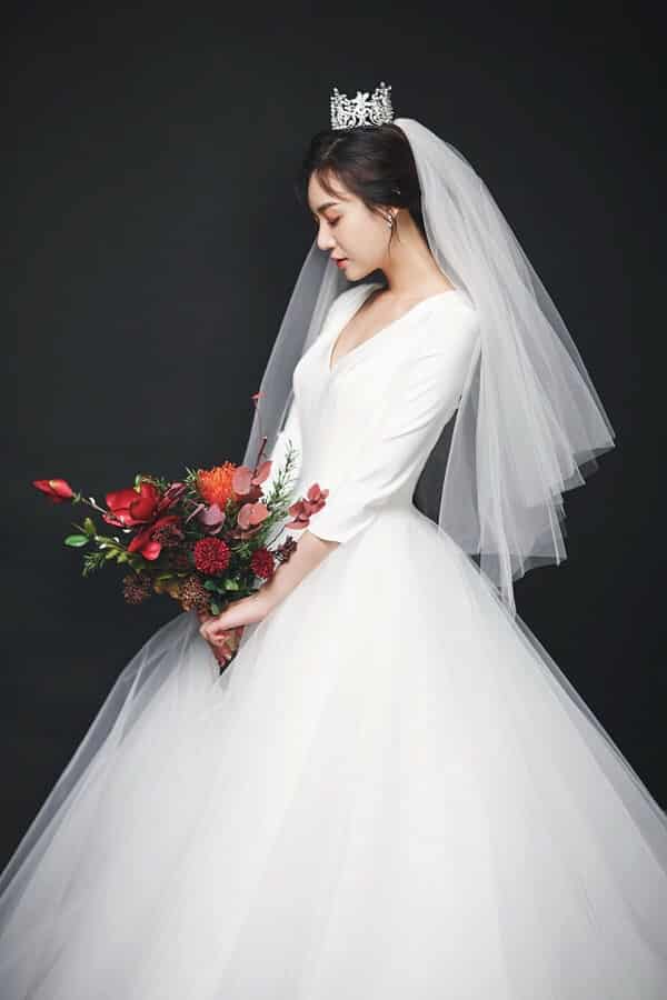 Áo cưới phong cách Hàn Quốc phối khăn voan - Ảnh 2