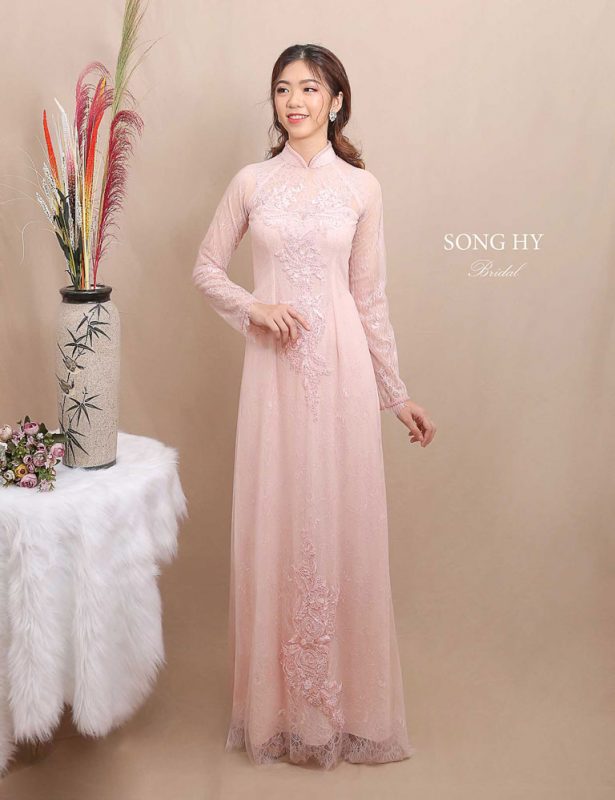 Áo dài màu hồng phấn cho cô dâu ngọt ngào