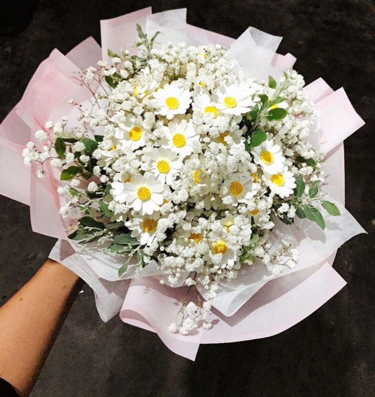 Bó hoa cưới cầm tay cô dâu bằng cúc họa mi