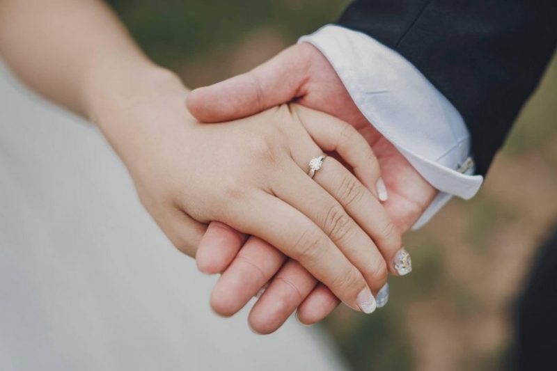 Chụp hình cưới với nhẫn cưới hay nhẫn đính hôn - Ảnh minh họa: Internet