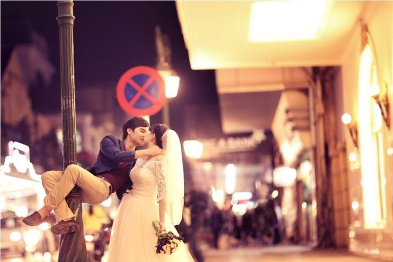 Chụp ảnh cưới kiểu nụ hôn phá cách - Ảnh minh họa:Internet
