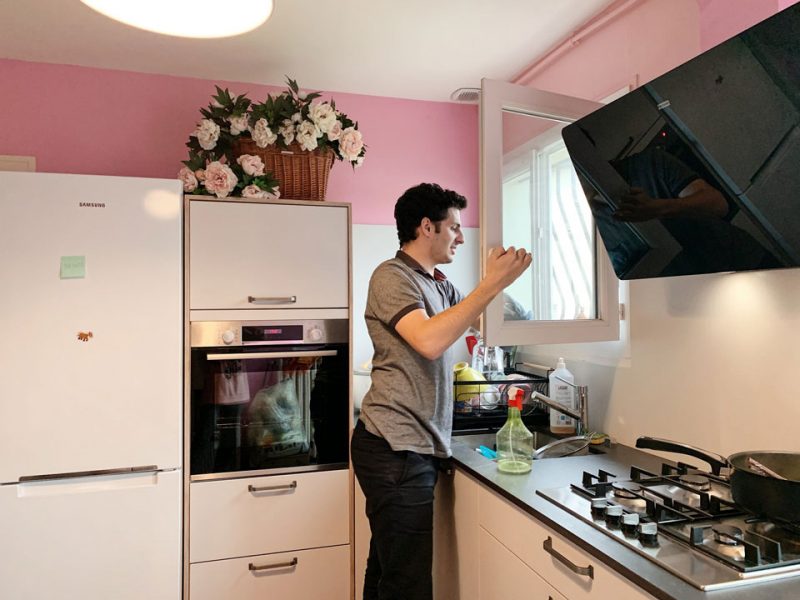 đàn ông giúp đỡ công việc trong bếp