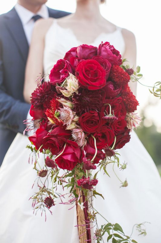 Hoa cầm tay cô dâu màu đỏ