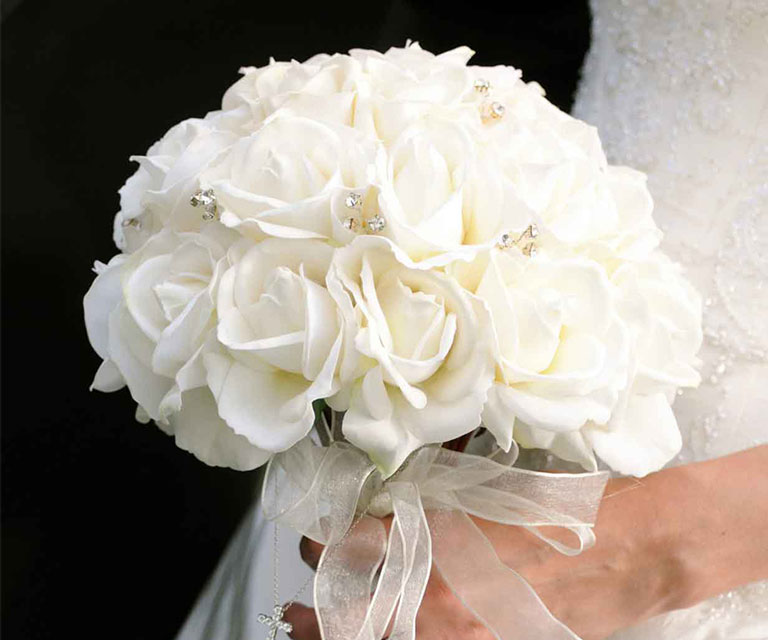 hoa cưới cầm tay cô dâu màu trắng