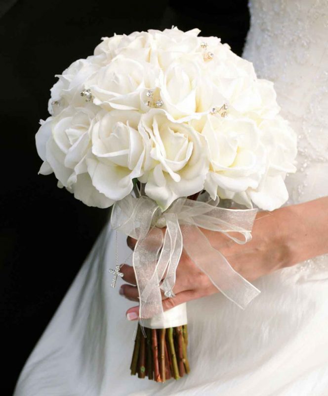 Hoa cưới cầm tay hoa hồng trắng