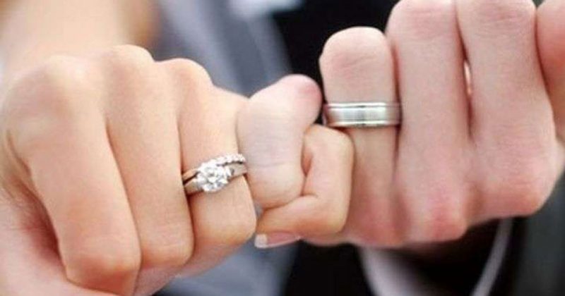 Đeo nhẫn cưới tay nào ngón nào đúng