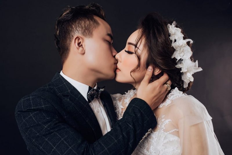 Tạo kiểu nụ hôn ngọt ngào trong chụp hình cưới - Ảnh minh họa: Internet
