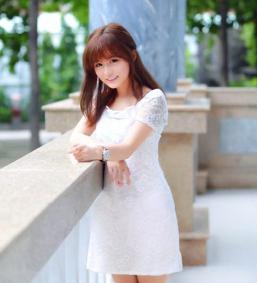 Imatge d'una bella noia amb una bonica camisa blanca