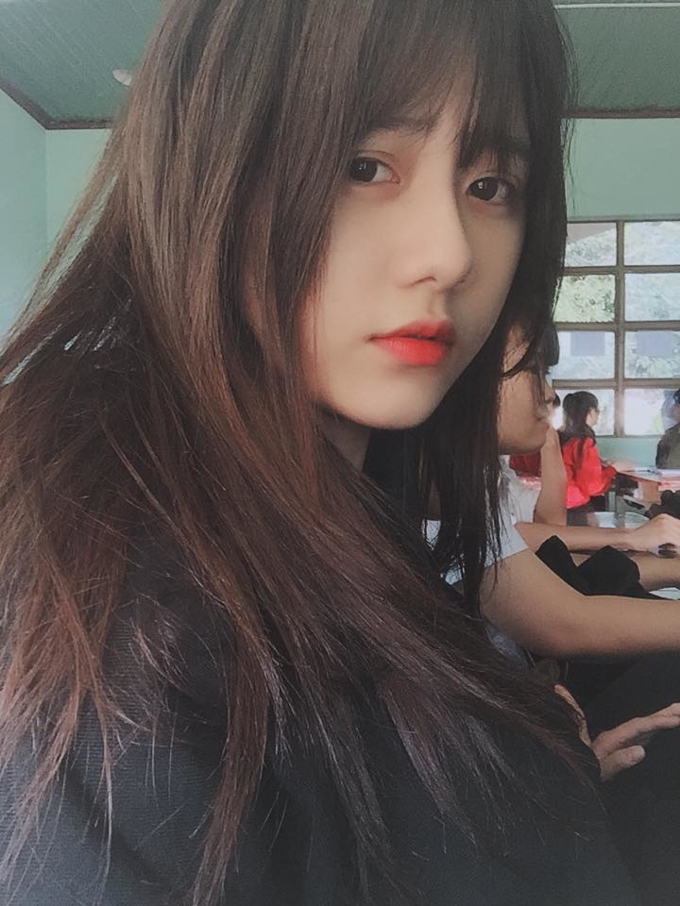 Simplement comparteix una selfie a l'inici de l'any escolar, però la noia calenta amb el sobrenom de Chau Hoang Le fa que els espectadors 