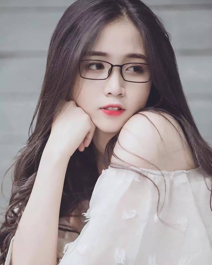 foto d'una noia calenta amb ulleres 