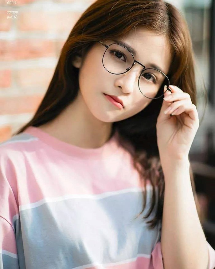 foto d'una noia calenta amb ulleres 