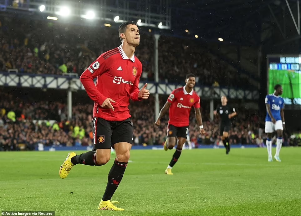 Cristiano Ronaldo ghi bàn giúp Manchester United áp sát top 4 | Bóng đá | Vietnam+ (VietnamPlus)