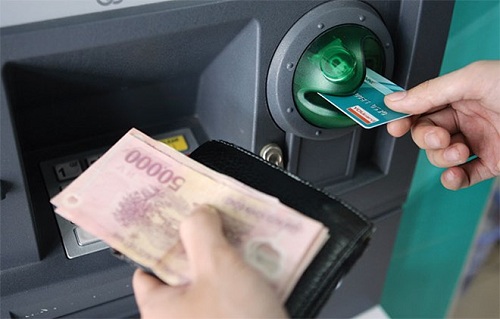 Thẻ tín dụng có rút tiền mặt được không? Chuyên gia tài chính giải đáp