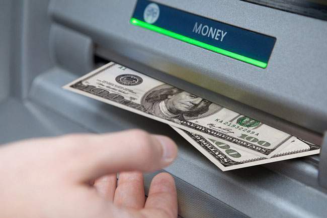 Phí rút tiền mặt thẻ tín dụng của ngân hàng nào “rẻ nhất”?